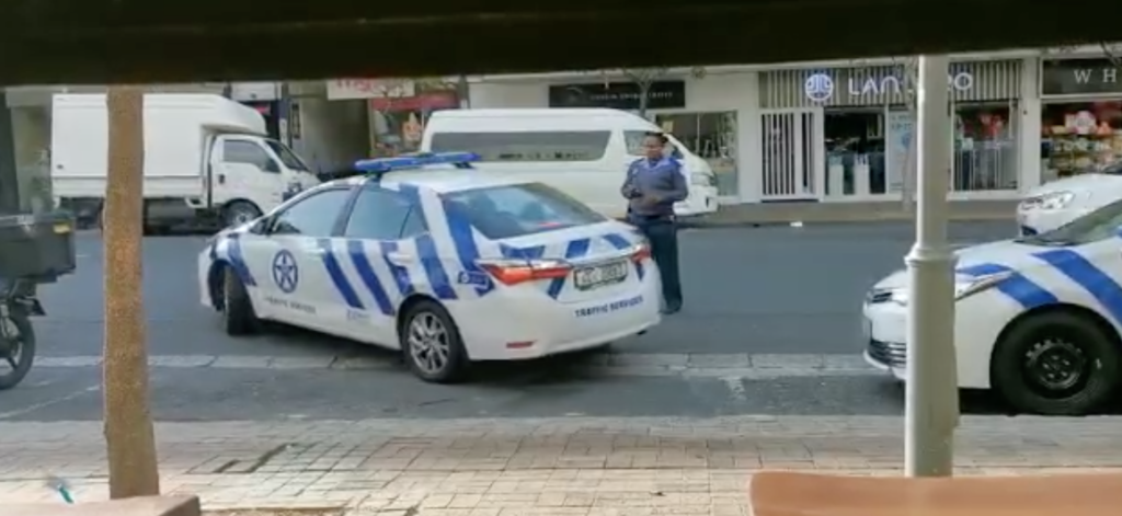 Traffic officer fails at parallel parking