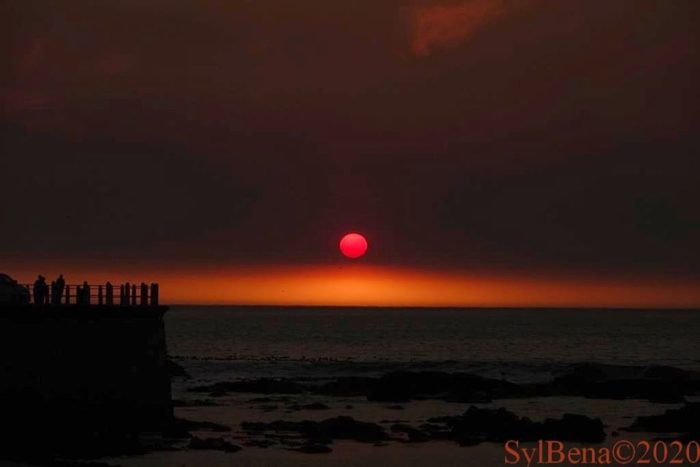 Red sun sets in Sea Point