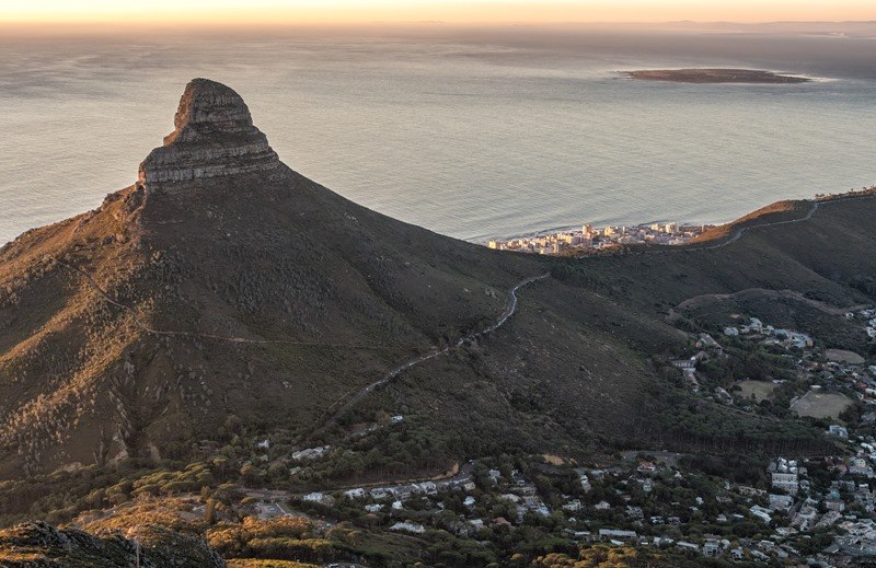 Dead man found on Lion's Head- he allegedly jumped to his death
