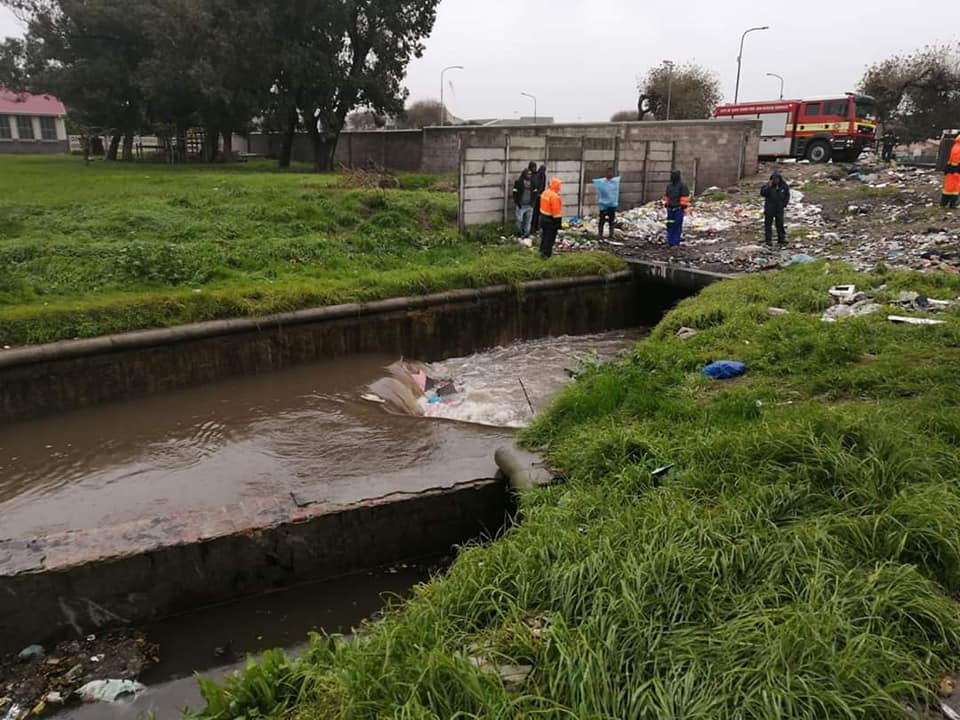 Search postponed for missing girl who slipped into canal