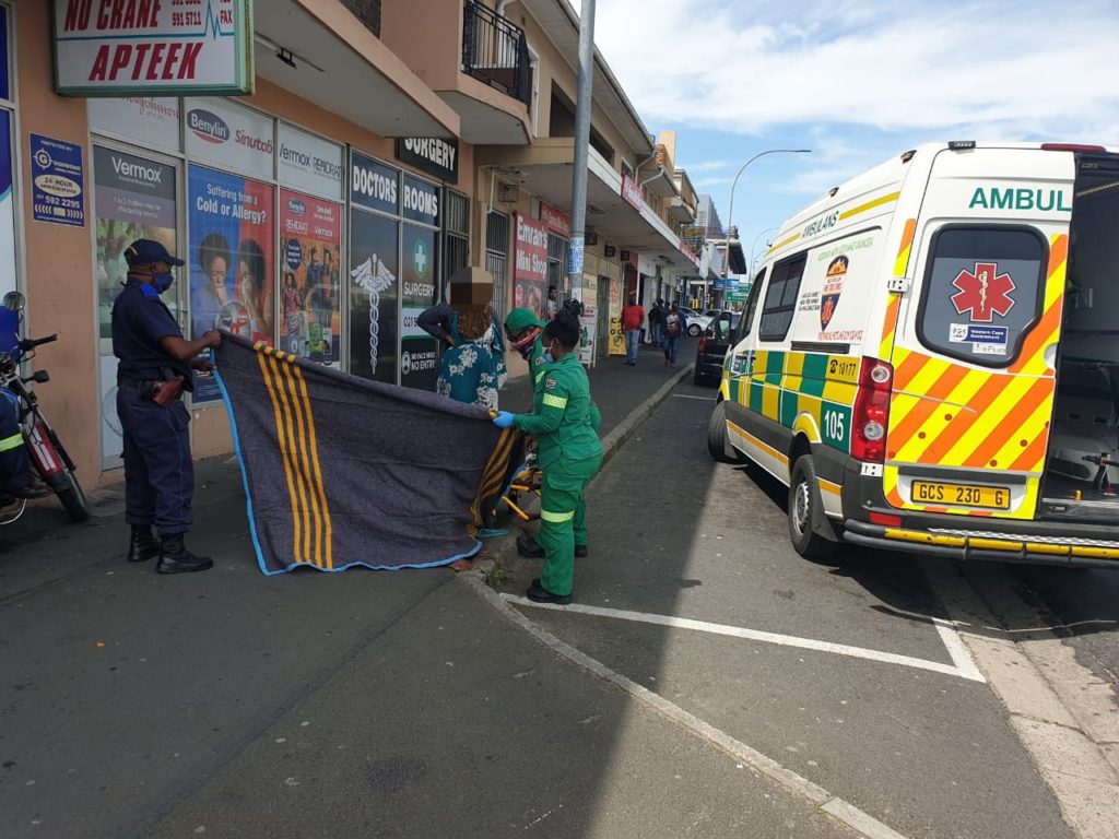 Law enforcement officers help deliver baby girl on Voortrekker Road