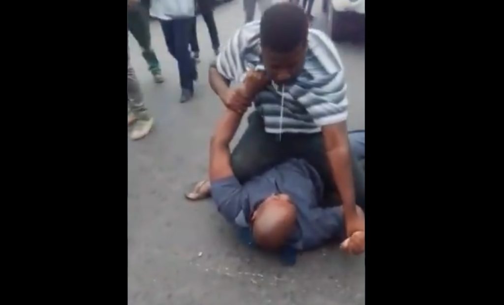 Taxi driver and police officer fighting in Khayelitsha goes viral