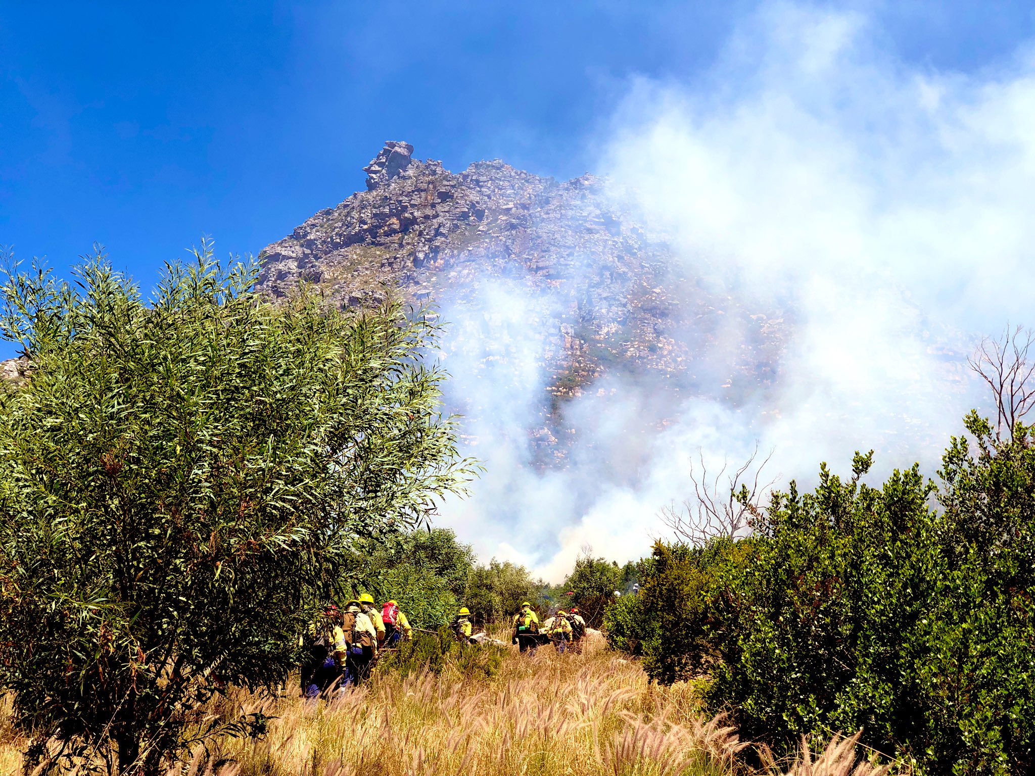 Fire breaks out on Table Mountain near Bakoven