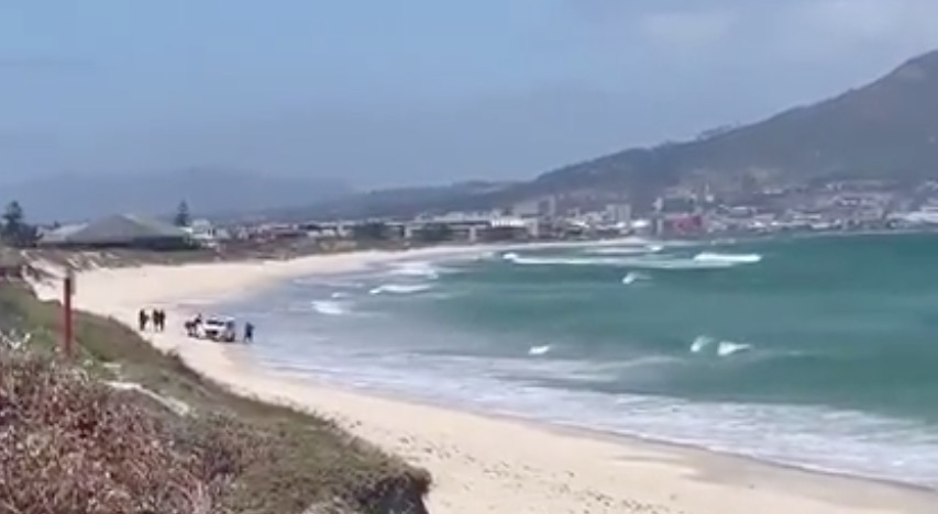 VIDEO: Police van stuck in the sand on Sunset Beach